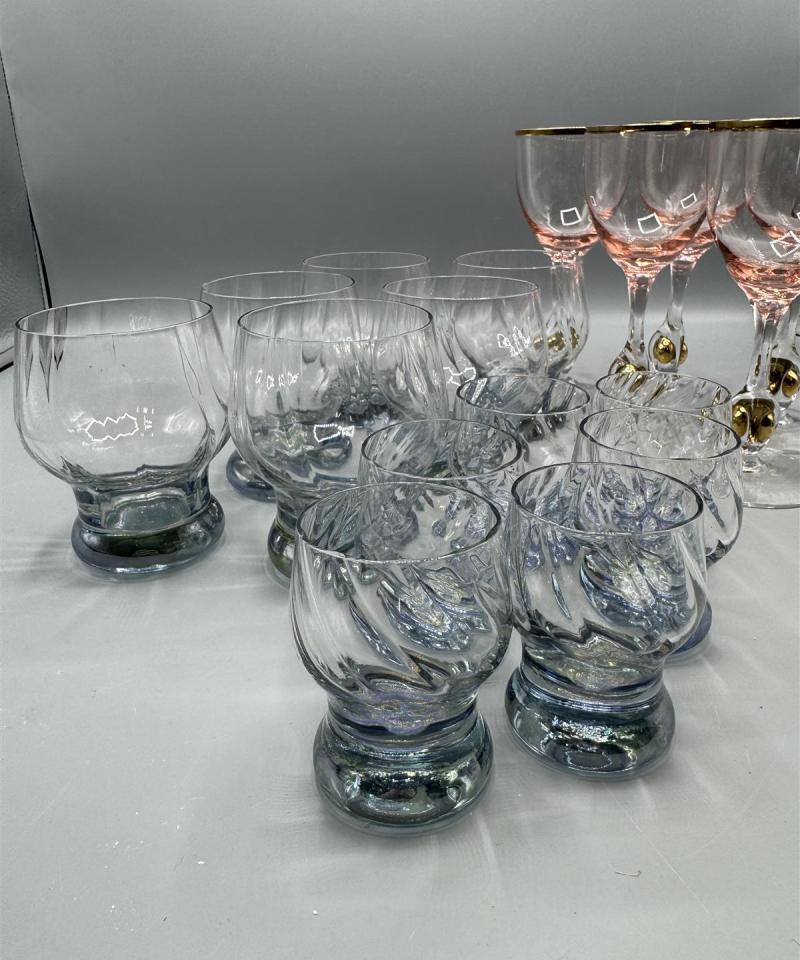 Vintaga lasiastiasto (18 osaa)