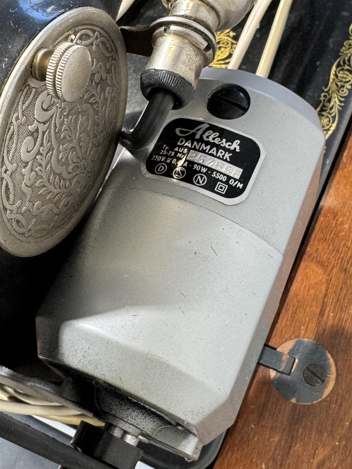 Singer ompelukonepöytä