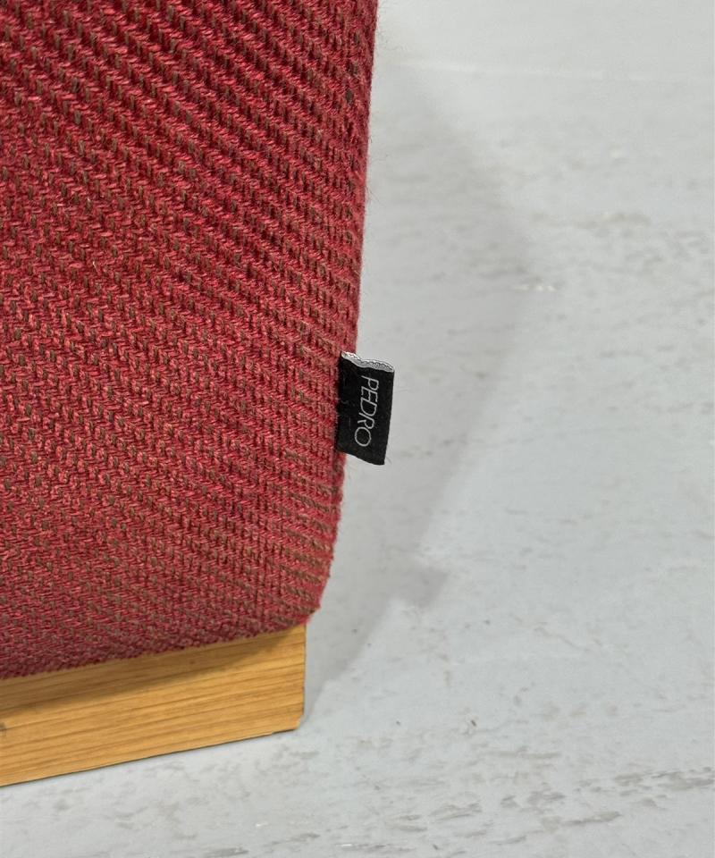 Pedro istuin punainen