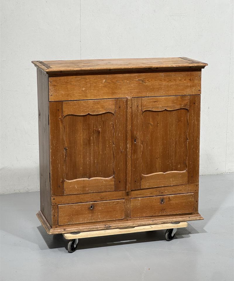 Talonpoikaistyylinen antiikkikaappi