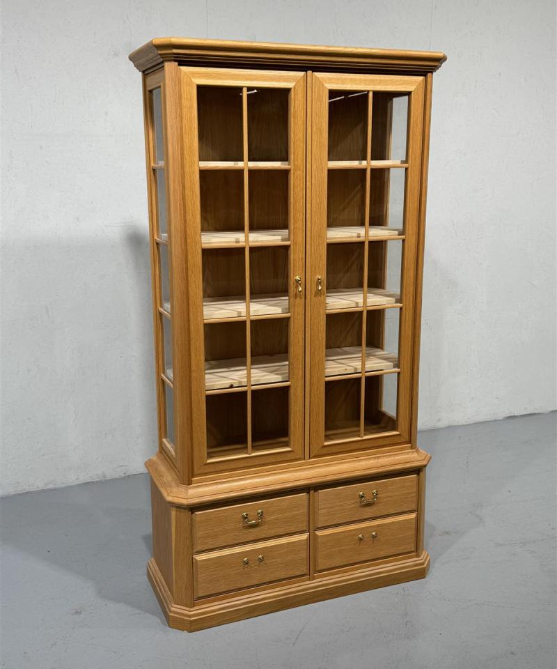 Vitriinikaappi lasiovilla tammi