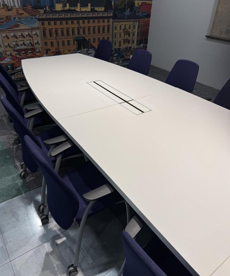 Kinnarps Oberon ISO neuvottelupöytä 495x150cm tuoleilla