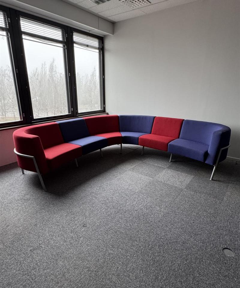 Kinnarps kulmasohva punainen ja sininen