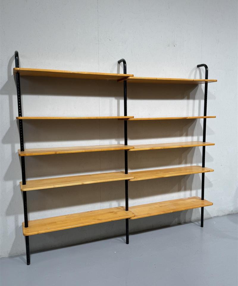 Vintage hyllyjärjestelmä mustilla jaloilla