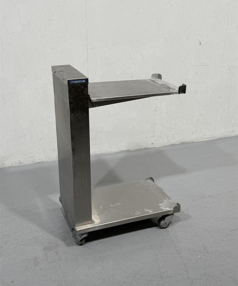 Metos tarjoiluvaunu hissillä