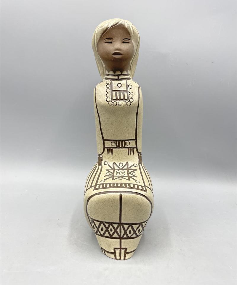 Vintage TEKT ”Istuva nainen” keraaminen figuuri, USSR