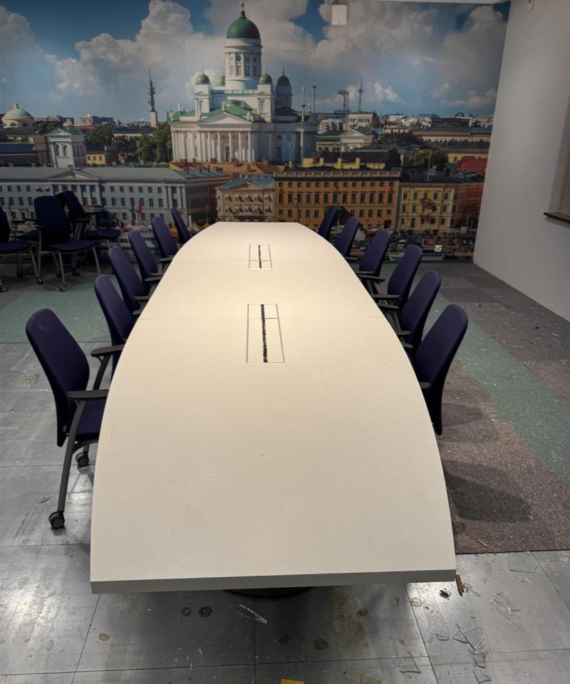 Kinnarps Oberon ISO neuvottelupöytä 495x150cm tuoleilla