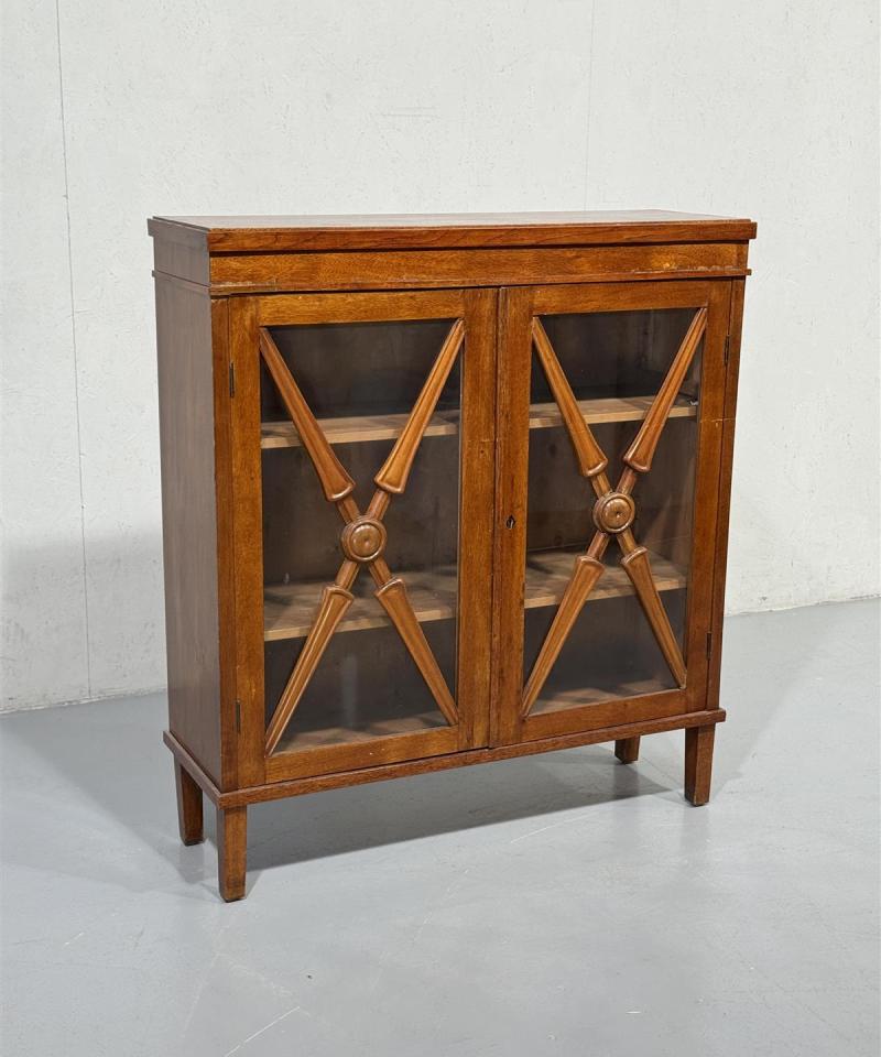 Rustiikkinen vitriinikaappi