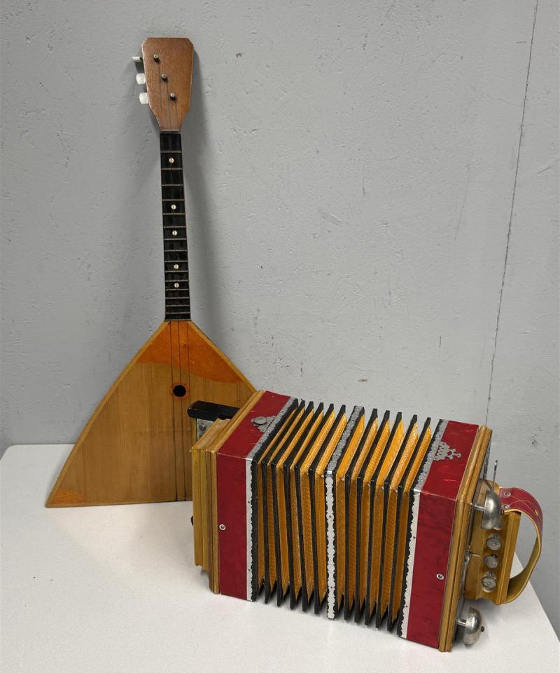Balalaikka ja harmonikka soitin