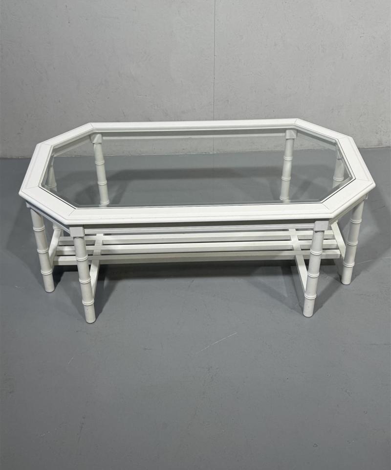 Kulmikas sohvapöytä lasitasolla