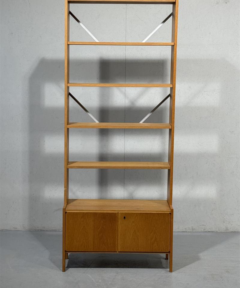 Vintage hyllykkö kaapilla tammiviilu