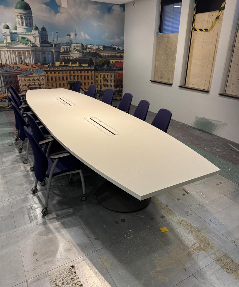 Kinnarps Oberon ISO neuvottelupöytä 495x150cm tuoleilla