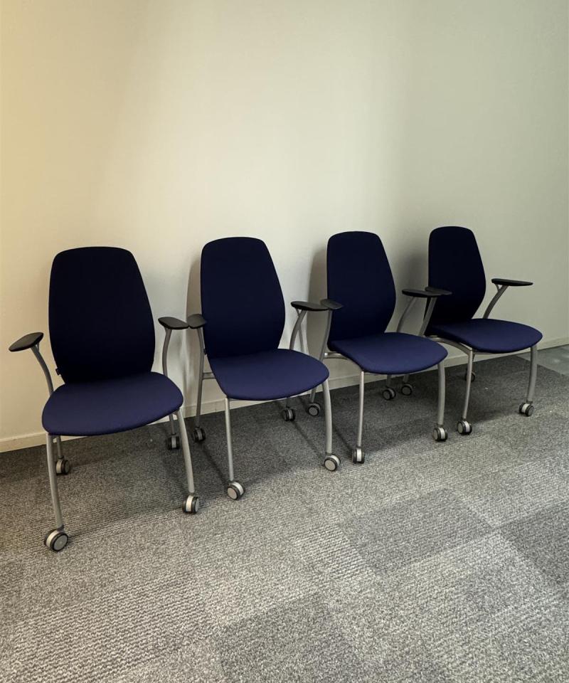 Kinnarps neuvottelupöytä 400cm ja tuolit