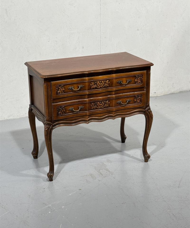 Rokokoo lipasto 2 tasoa