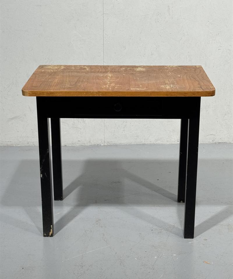 Apupöytä vetolaatikolla