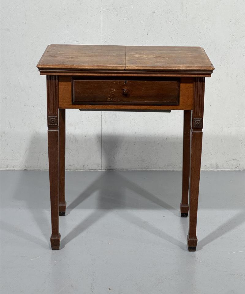 Singer ompelukonepöytä