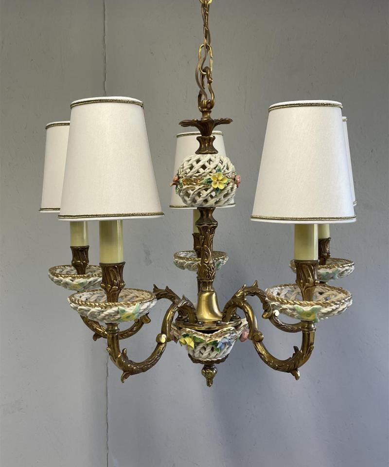 Kattovalaisin koristeellisilla yksityiskohdilla