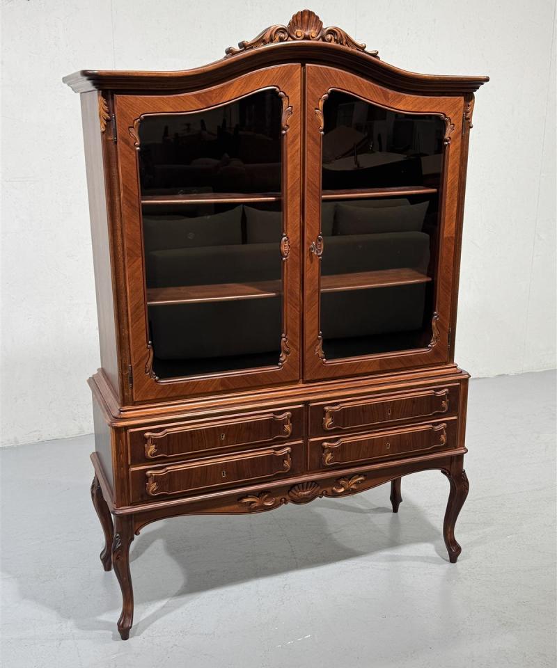 Rokokoo vitriinikaappi puutasot