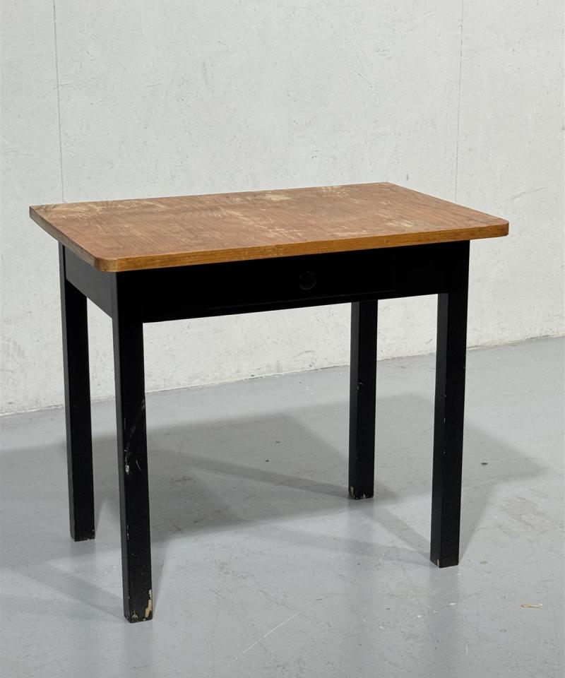 Apupöytä vetolaatikolla