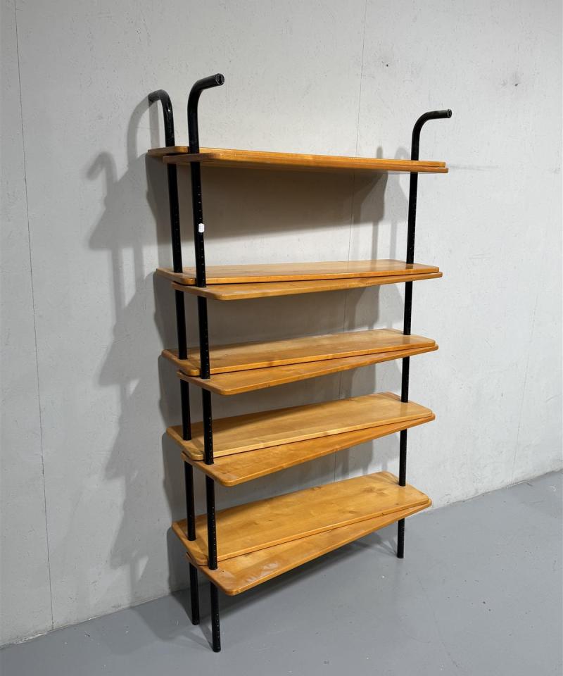 Vintage hyllyjärjestelmä mustilla jaloilla