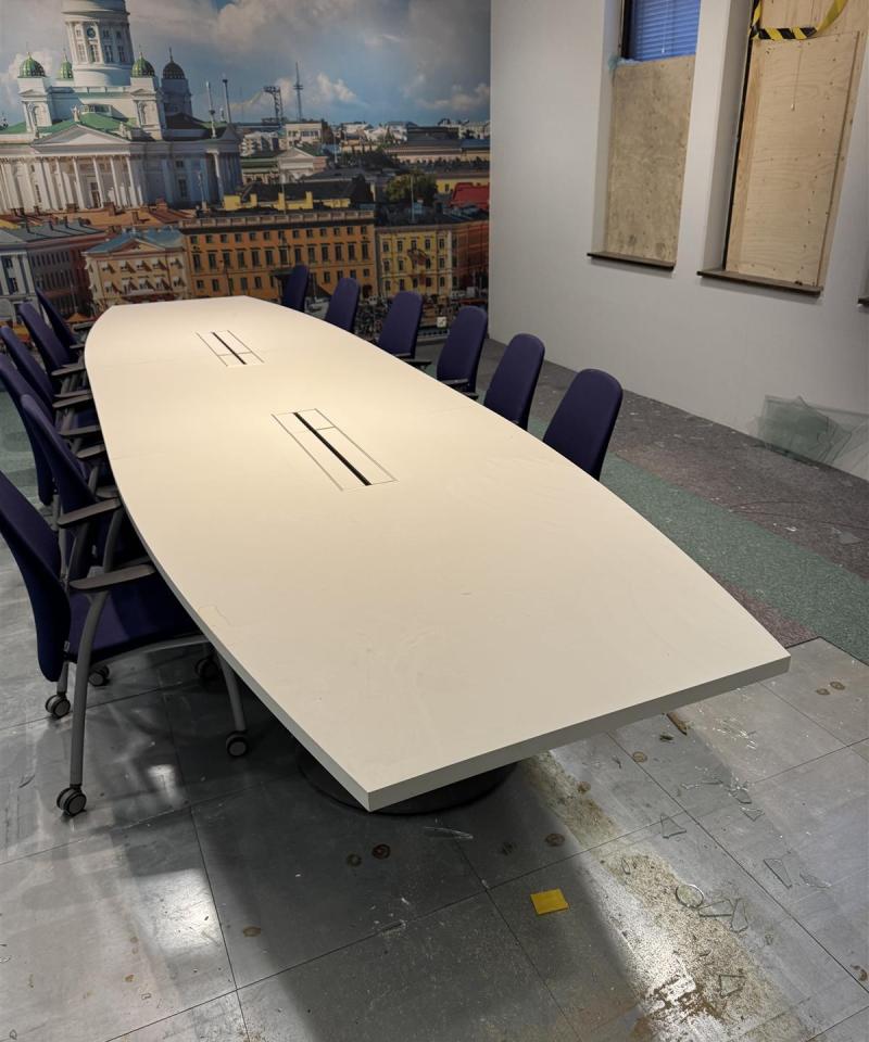 Kinnarps Oberon ISO neuvottelupöytä 495x150cm tuoleilla