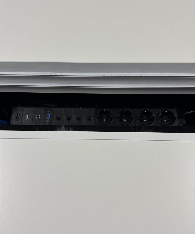 Kinnarps Oberon neuvottelupöytä 320x120cm pistokkeilla