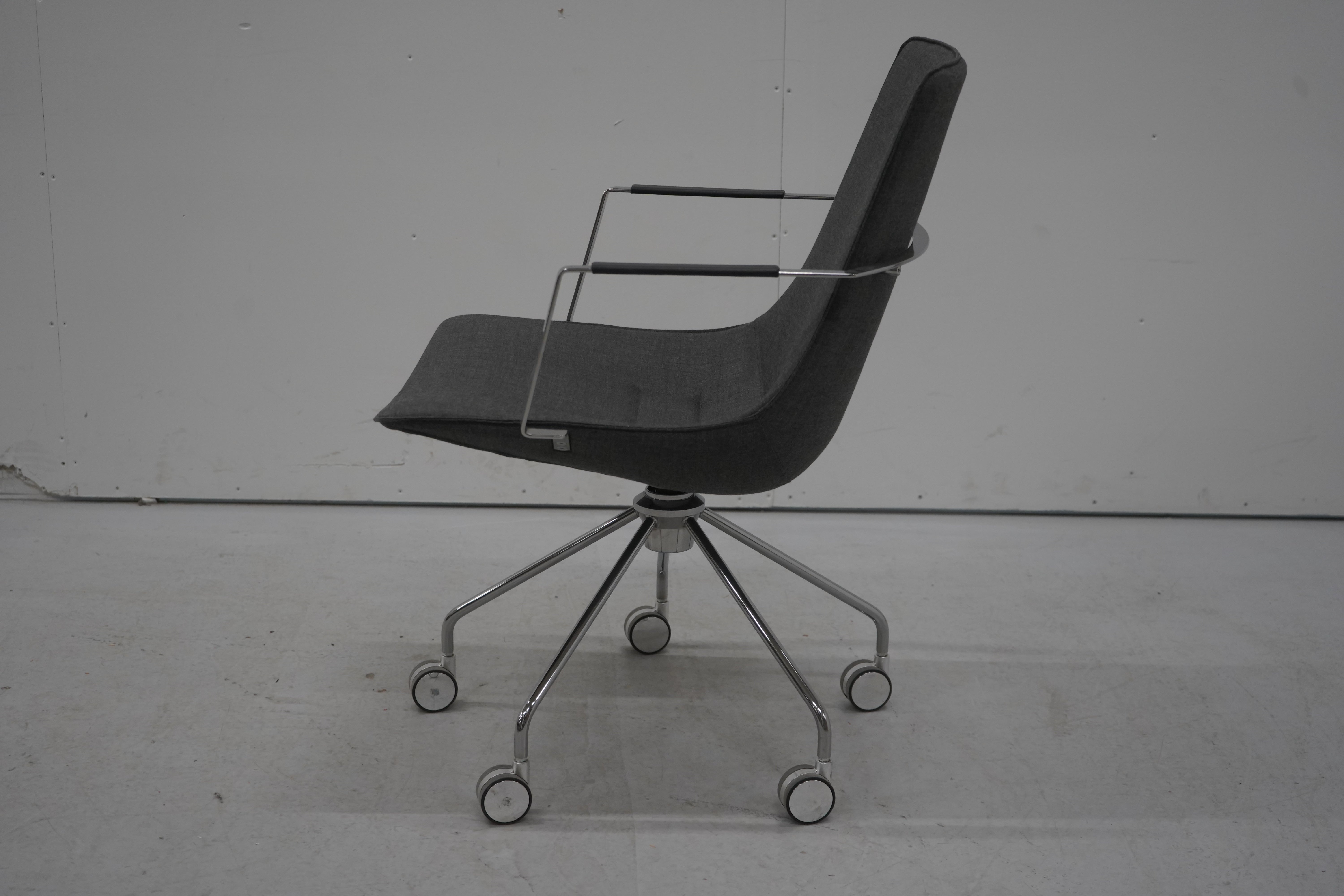 Lammhults Comet-neuvottelutuoli pyörillä, harmaa - Image 3