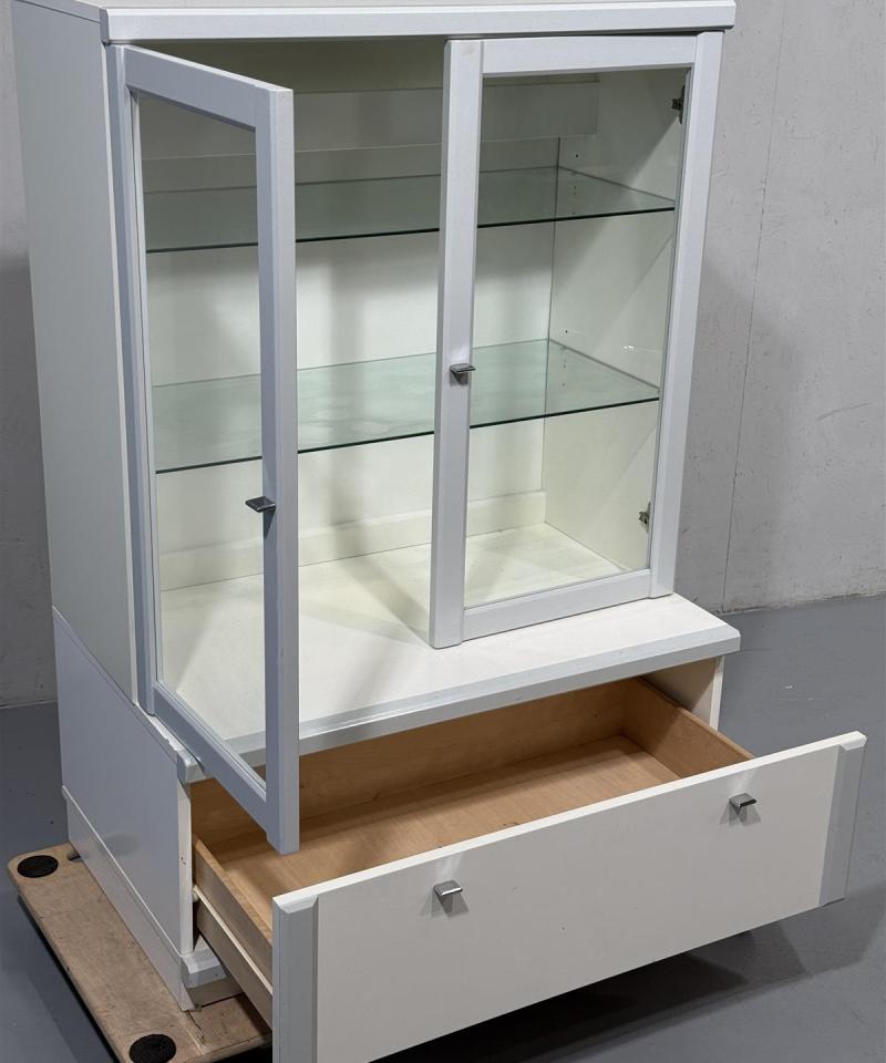 Vitriinikaappi lasitasoilla
