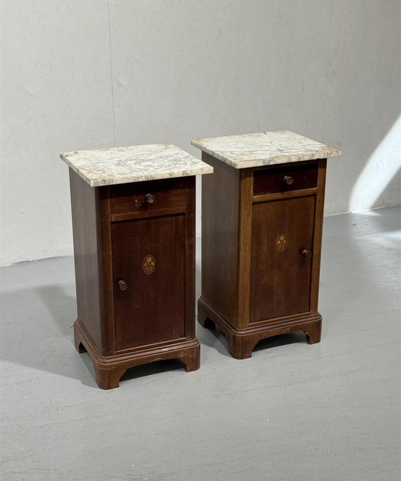 Klassinen yöpöytä marmoritasolla (2kpl)