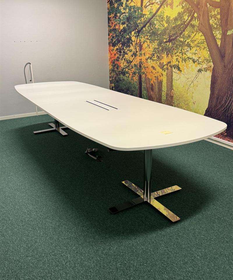 Kinnarps Oberon neuvottelupöytä 280x120cm pistokkeilla