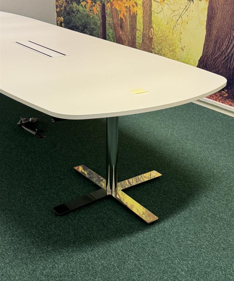 Kinnarps Oberon neuvottelupöytä 280x120cm pistokkeilla