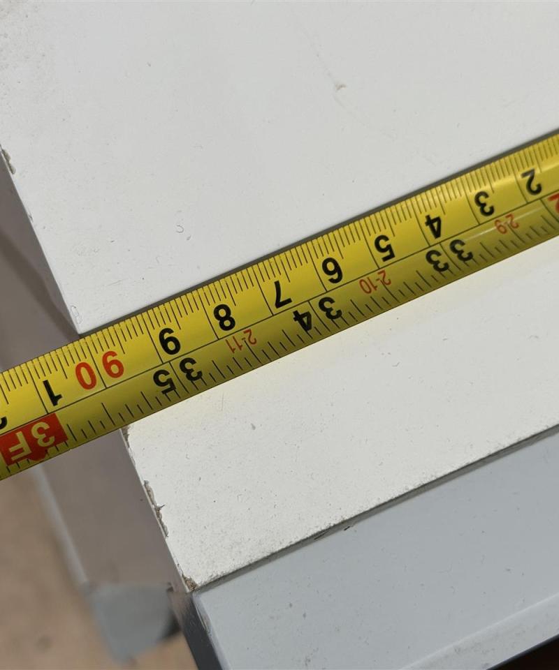 Vitriinikaappi lasitasoilla