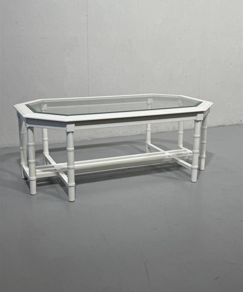 Kulmikas sohvapöytä lasitasolla