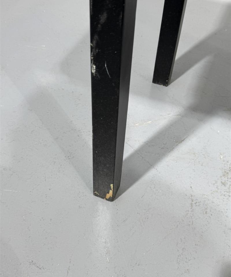 Apupöytä vetolaatikolla