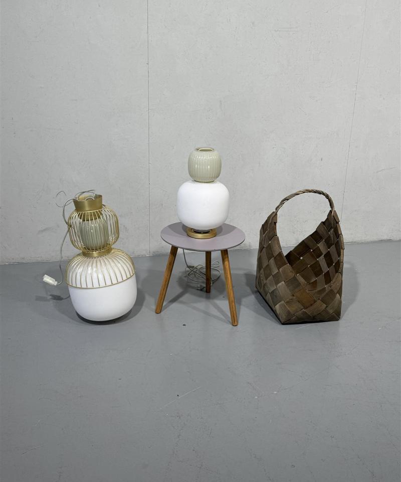 Valaisimia (2kpl), apupöytä ja tuohikori