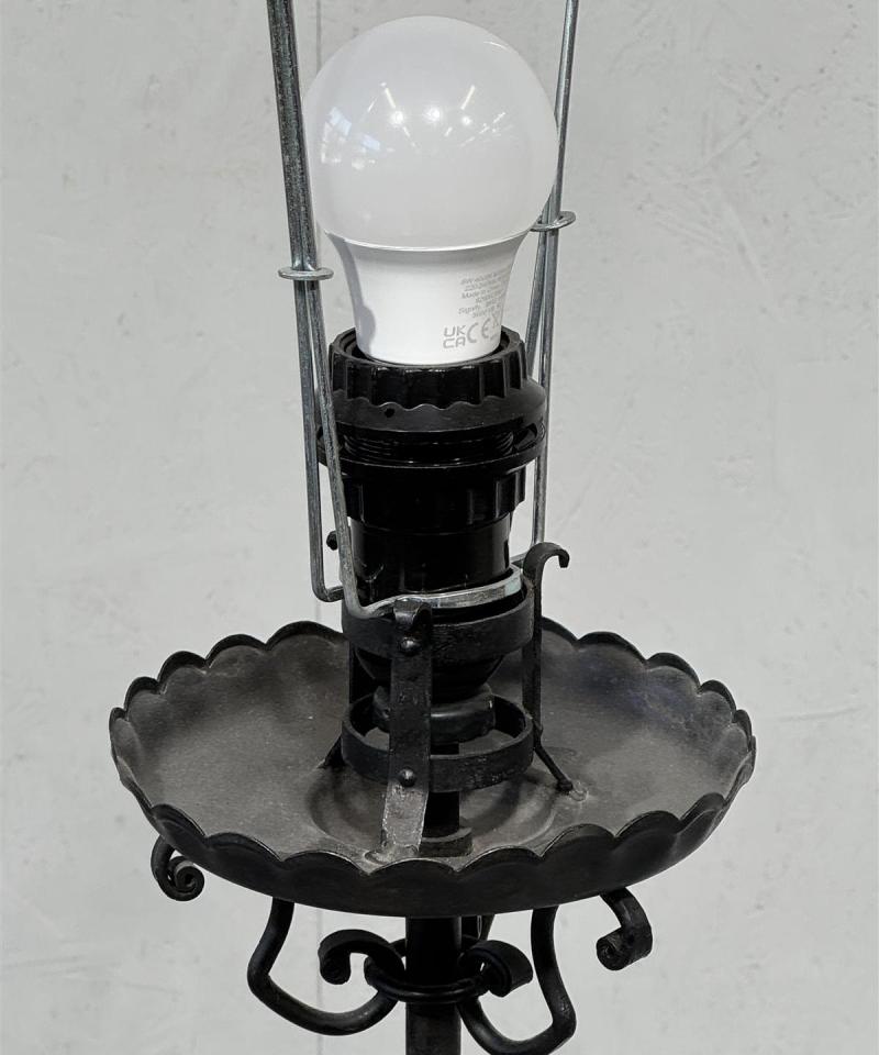 Klassinen vintage lattiavalaisin takorauta