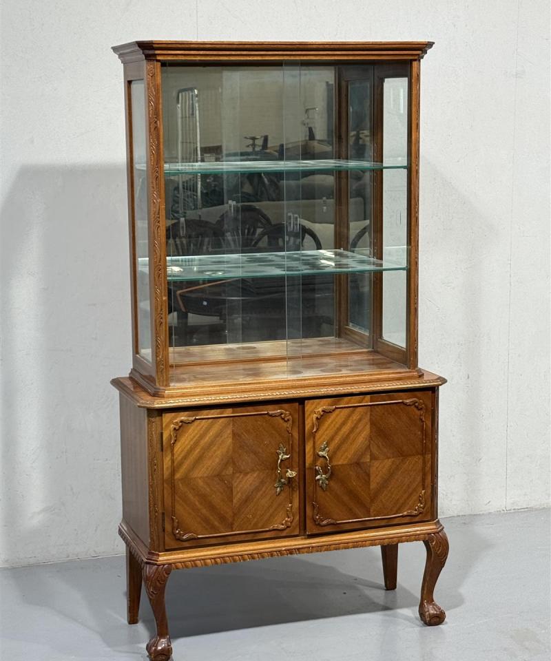 Rokokoo vitriinikaappi lasitasot