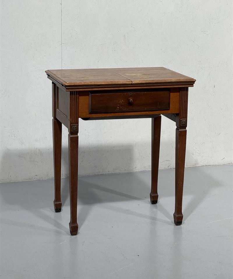 Singer ompelukonepöytä