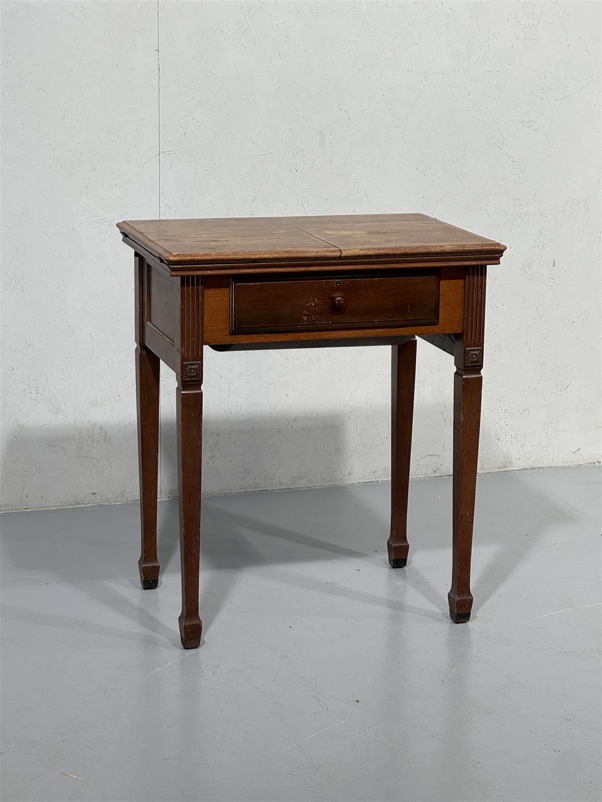 Singer ompelukonepöytä