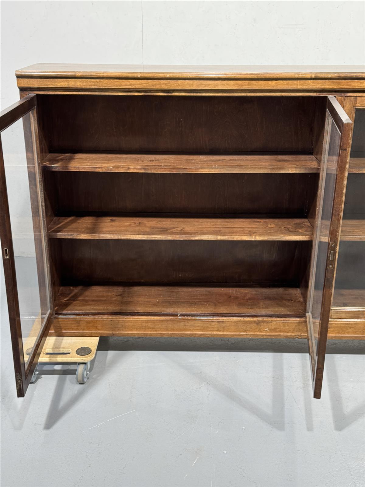 Rustiikkinen vitriinikaappi 223cm