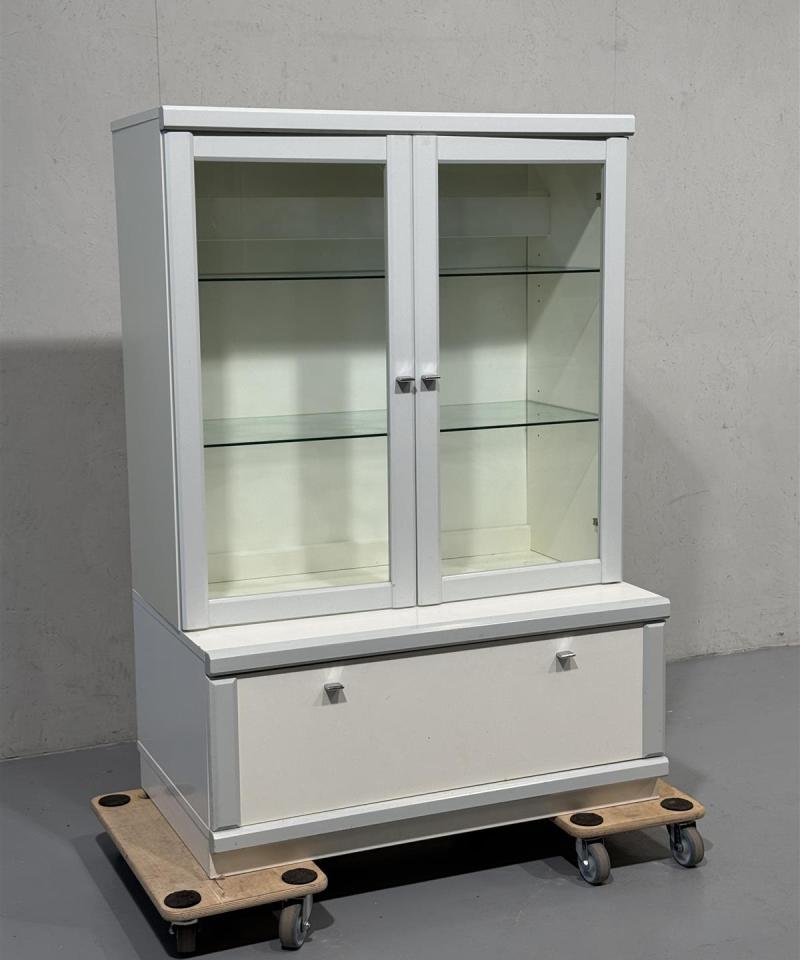 Vitriinikaappi lasitasoilla