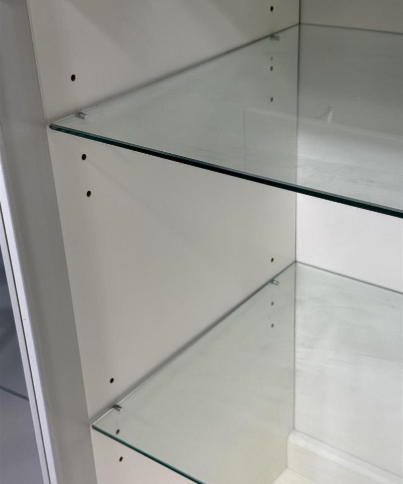 Vitriinikaappi lasitasoilla