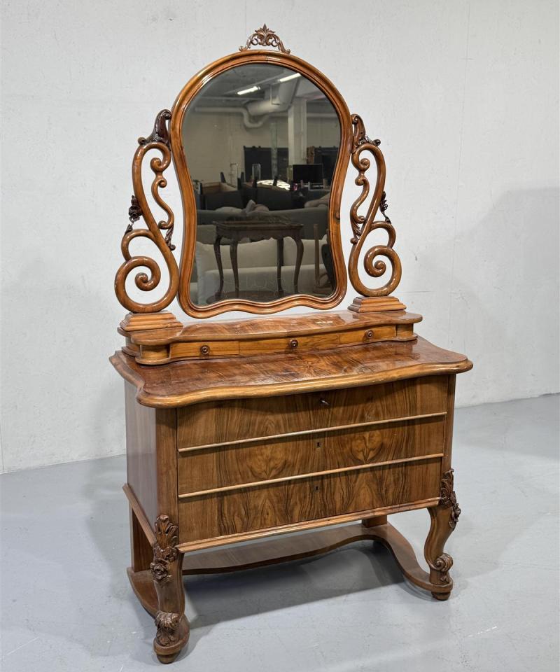 Antiikkinen rokokoo peilipöytä