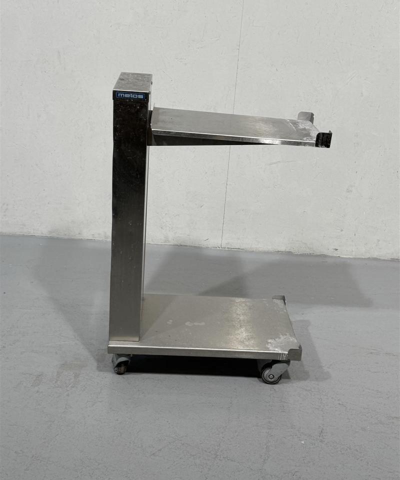 Metos tarjoiluvaunu hissillä