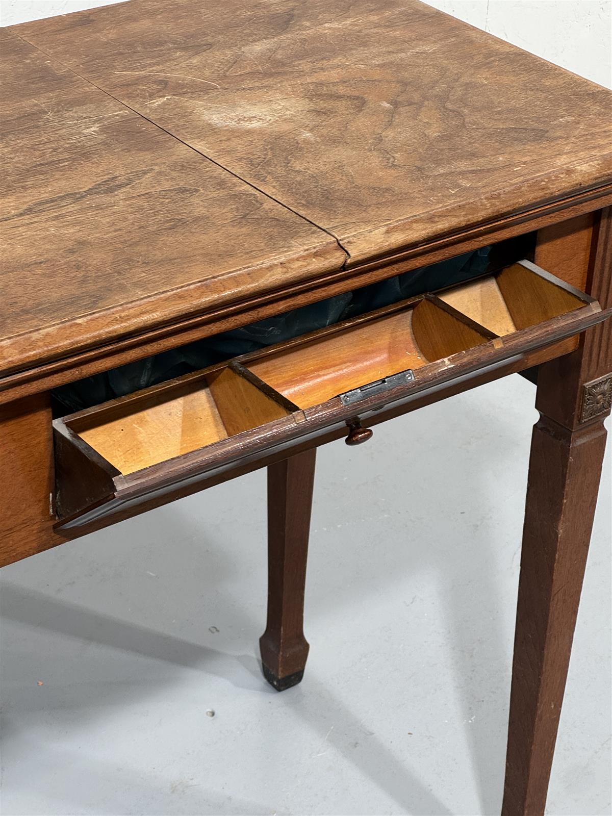 Singer ompelukonepöytä