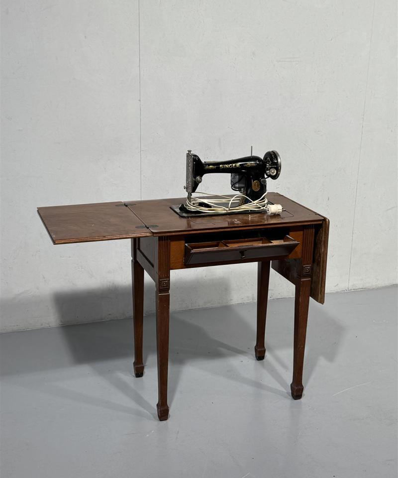 Singer ompelukonepöytä