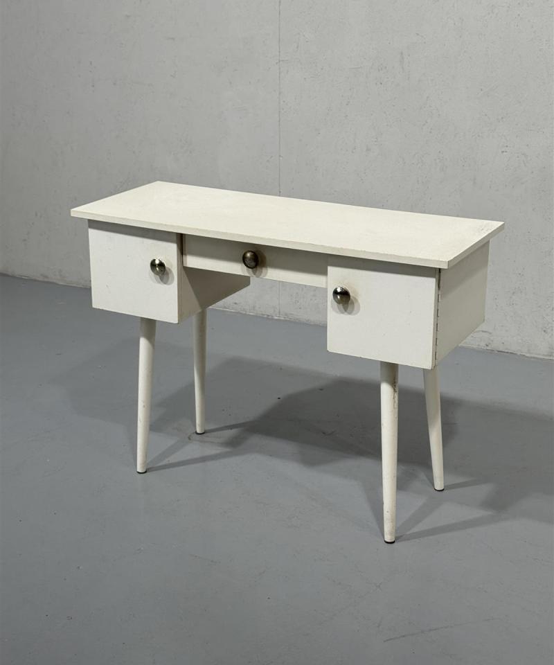 Valkoinen vintage kirjoituspöytä