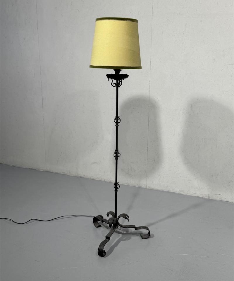 Klassinen vintage lattiavalaisin takorauta