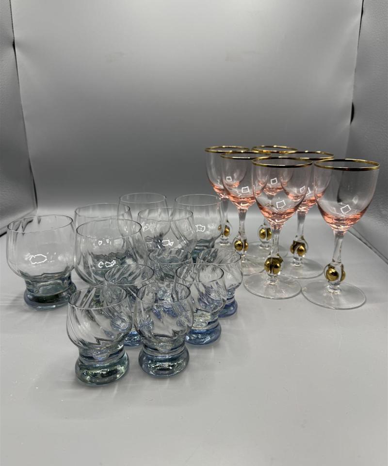 Vintaga lasiastiasto (18 osaa)