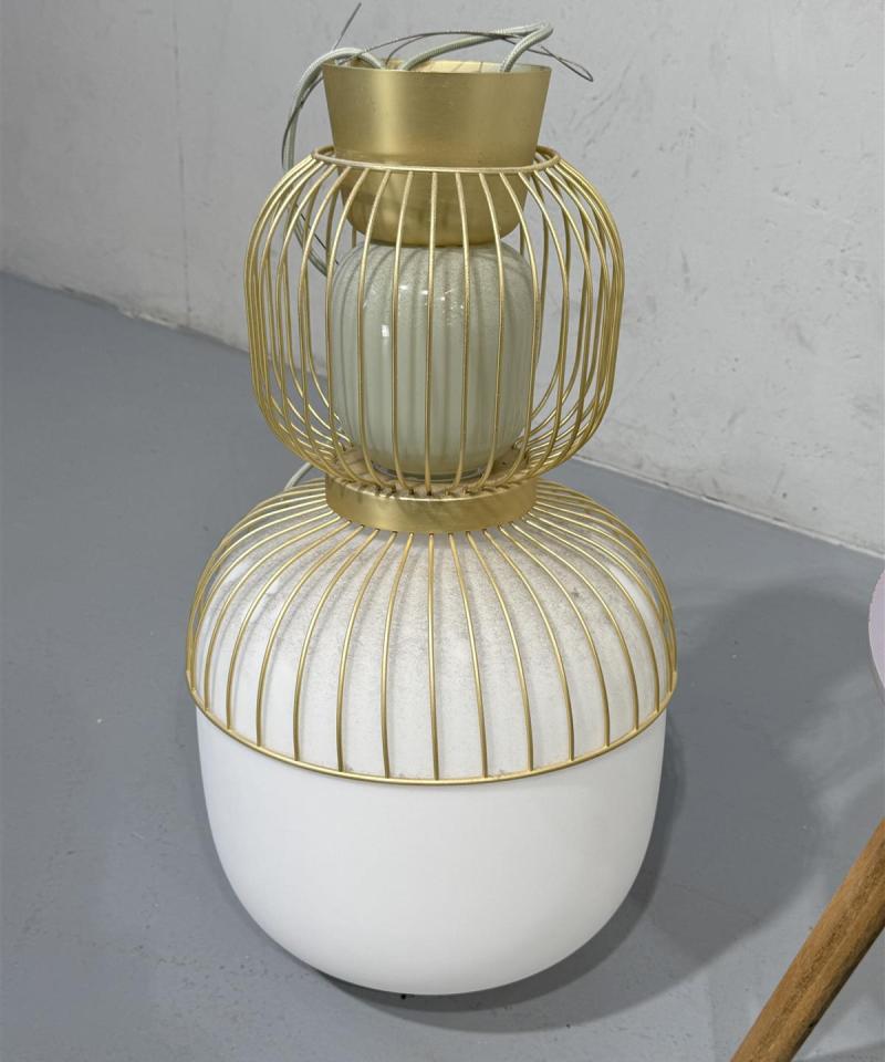 Valaisimia (2kpl), apupöytä ja tuohikori